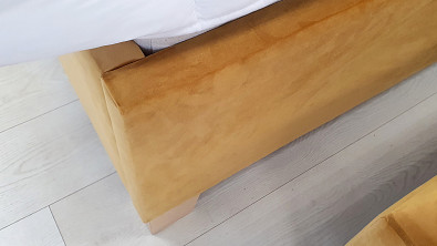 Čalouněná postel s masivním rámem ALTO nožní čelo