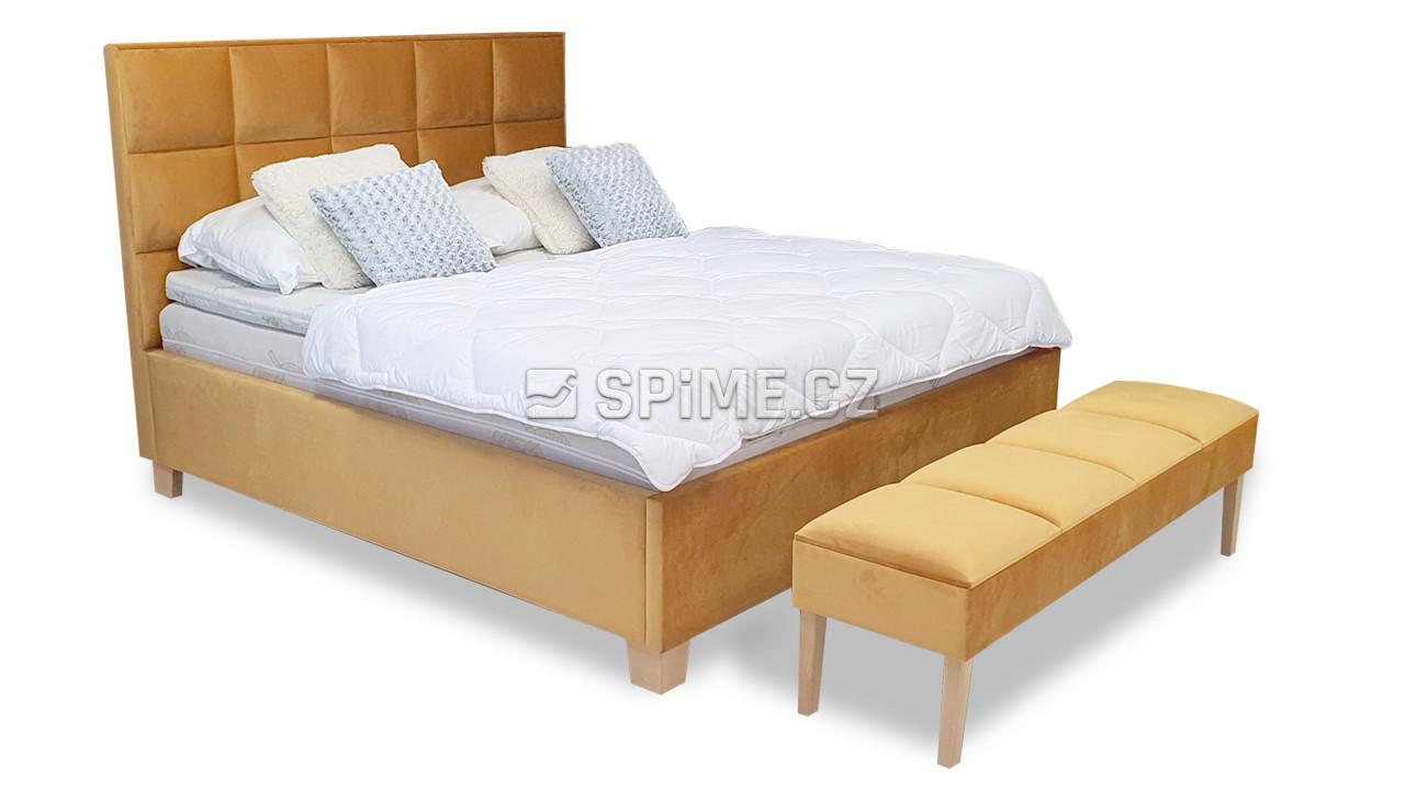 Čalouněná postel s masivním rámem ALTO s taburetem