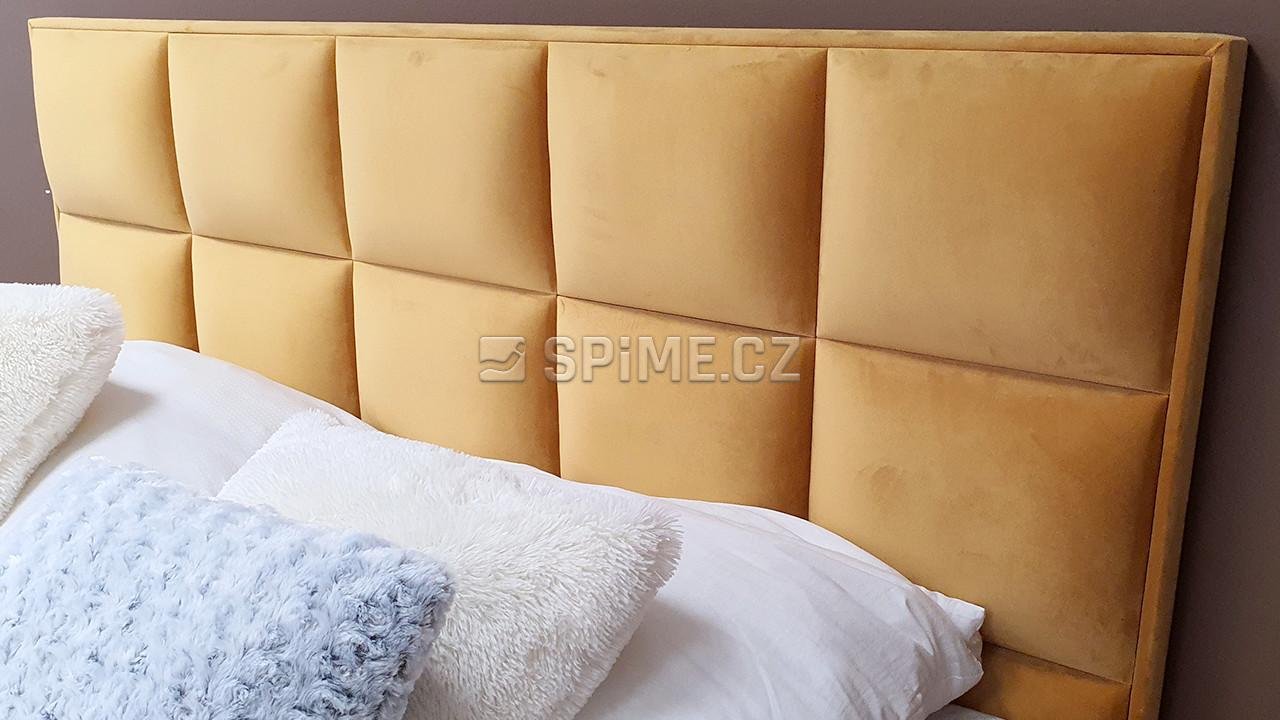 Čalouněná postel s masivním rámem ALTO