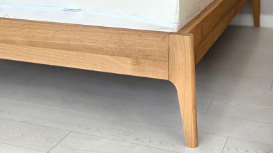 Designová postel z masivu ADRIA dvoulůžko