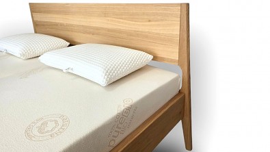 Designová postel z masivu ADRIA dvoulůžko