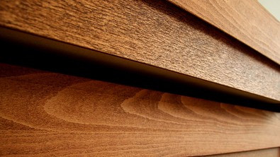 Dřevěná komoda z masivu PATTI 4 zásuvky