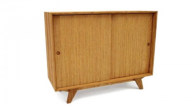 Dřevěná komoda z masivu ROMA posuvné dveře + police