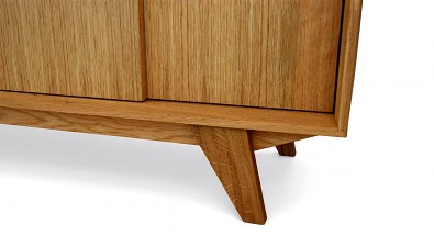 Dřevěná komoda z masivu ROMA posuvné dveře + police