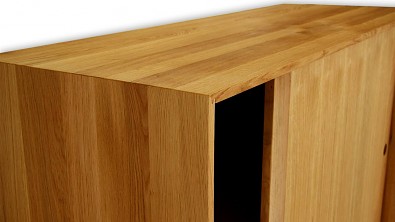 Dřevěná komoda z masivu ROMA posuvné dveře + police