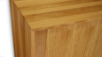 Dřevěná komoda z masivu ROMA posuvné dveře + police