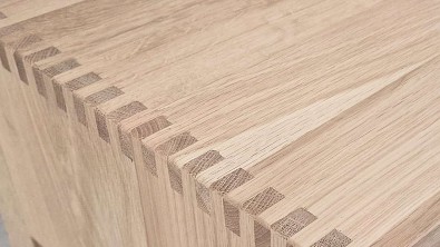 Designový noční stolek z masivu GOZO