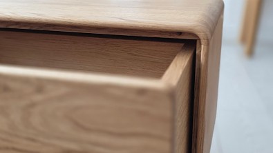 Designový noční stolek z masivu GRADO