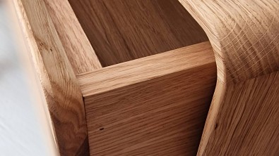 Designový noční stolek z masivu SAVIO