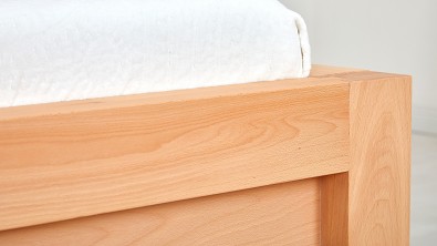 Dřevěná postel z masivního buku CAPRI