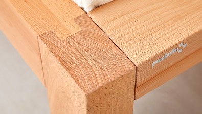 Dřevěná postel z masivního buku CAPRI, spoj nožního čela