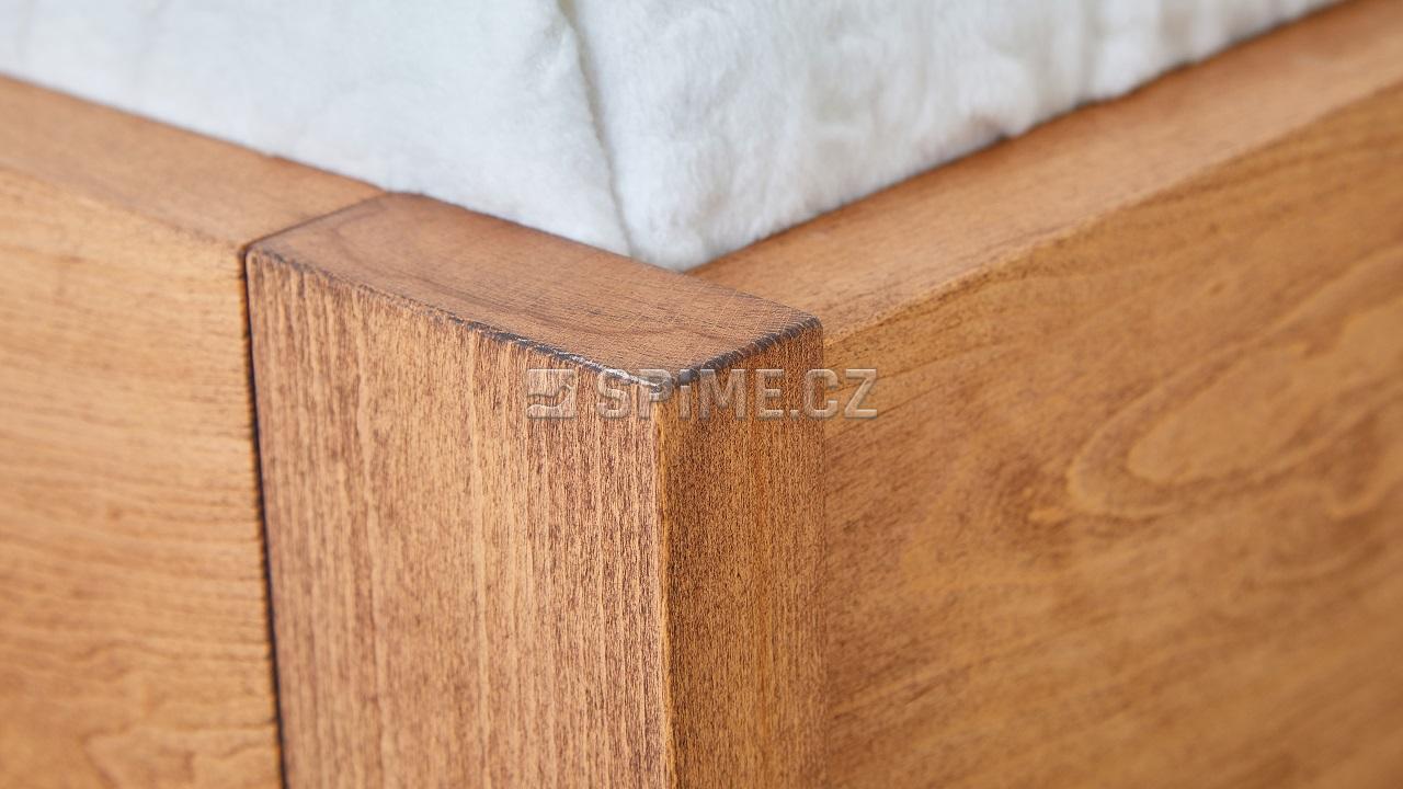 Dvoulůžková dřevěná postel s úložným prostorem z masivního buku GABRIELA detail nožního čela