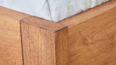 Dvoulůžková dřevěná postel s úložným prostorem z masivního buku GABRIELA detail nožního čela