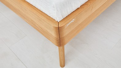 Dřevěná postel z masivu CORTINA, detail