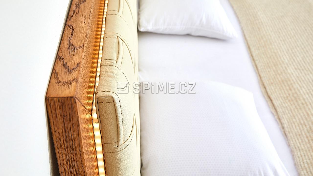 postel z dubového masivu BERGAMO detail čalounění čela a LED osvětlení