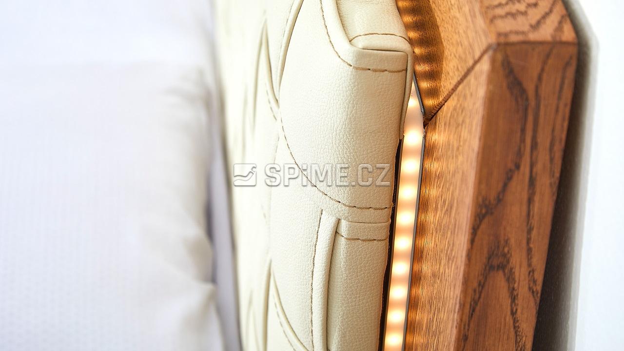 postel z dubového masivu BERGAMO detail LED osvětlení