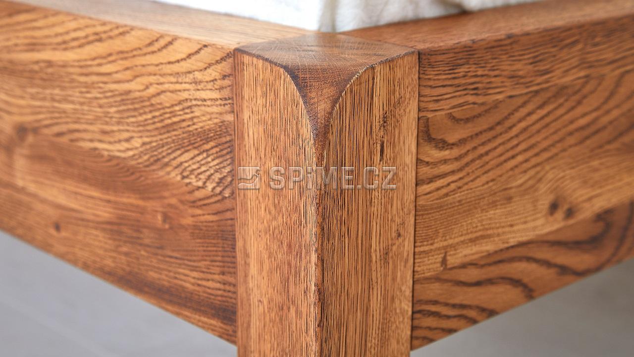 postel z dubového masivu BERGAMO detail nožního čela