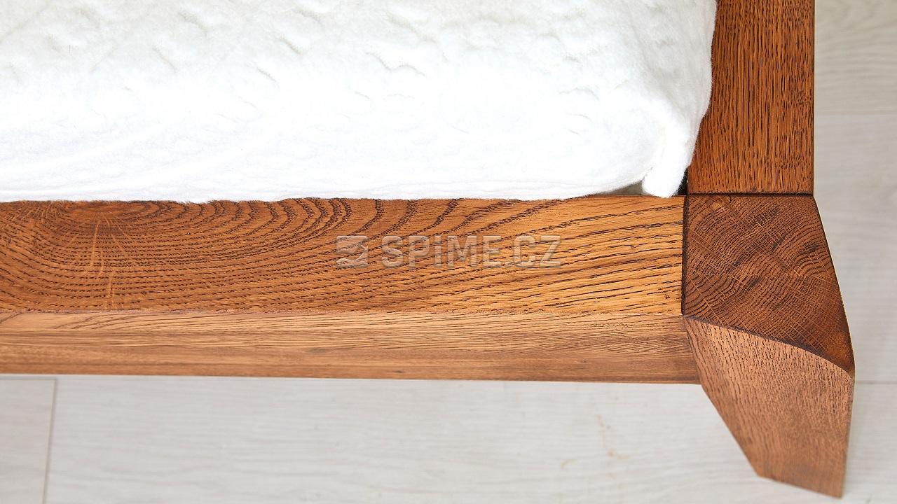 postel z dubového masivu BERGAMO detail nožního čela