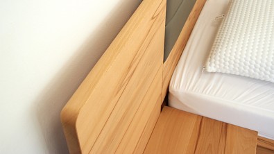 Postele z masivu buk s nočními stolky GRENOBLE