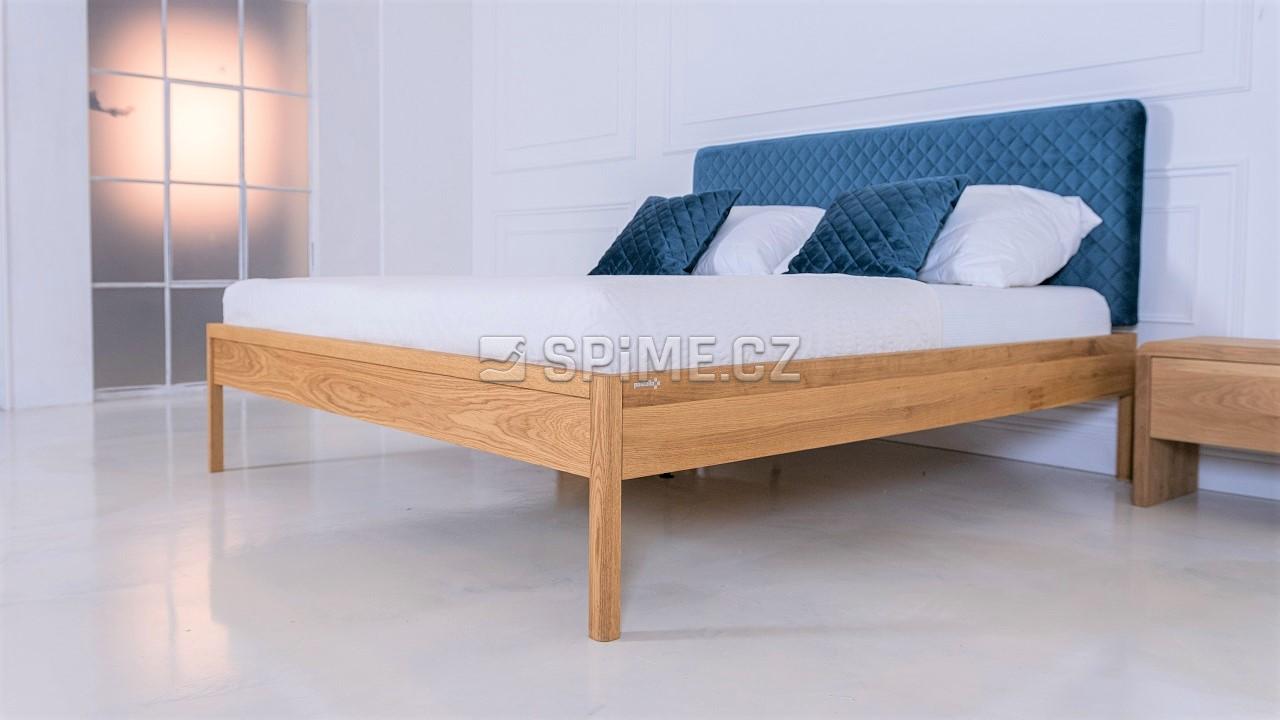 Dřevěná postel z masivu Amare čalounená