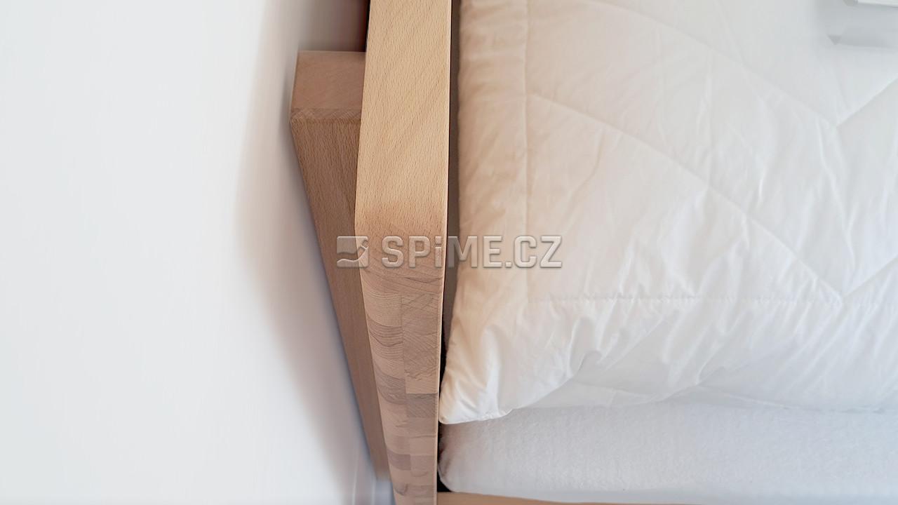 Postel z jádrového buku Savona levitující postel