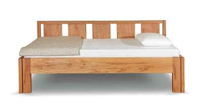 Masivní lůžko FAVARO: Designová souhra svislých linií a velkorysého úložného prostoru