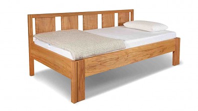 Masivní lůžko FAVARO: Designová souhra svislých linií a velkorysého úložného prostoru