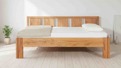 Masivní lůžko FAVARO: Designová souhra svislých linií a velkorysého úložného prostoru