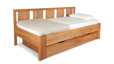 Masivní lůžko FAVARO: Designová souhra svislých linií a velkorysého úložného prostoru