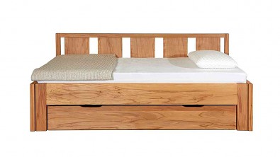 Masivní lůžko FAVARO: Designová souhra svislých linií a velkorysého úložného prostoru