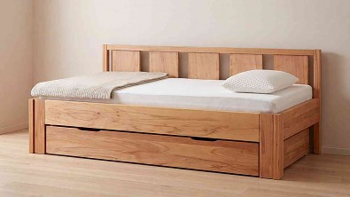 Masivní lůžko FAVARO: Designová souhra svislých linií a velkorysého úložného prostoru