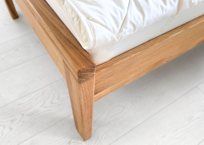 Masivni-noha-postele-PAUL-dub-700x500.jpg