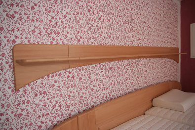 Rampa nad postel z masivu trojdílná - Volitelná délka 210-290 cm (podle šíře postele)