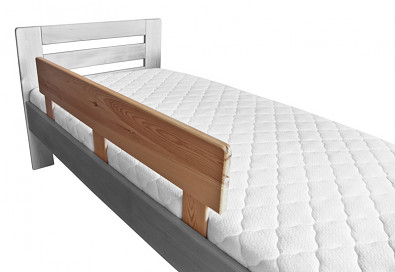 Zábrana z masivu na postel