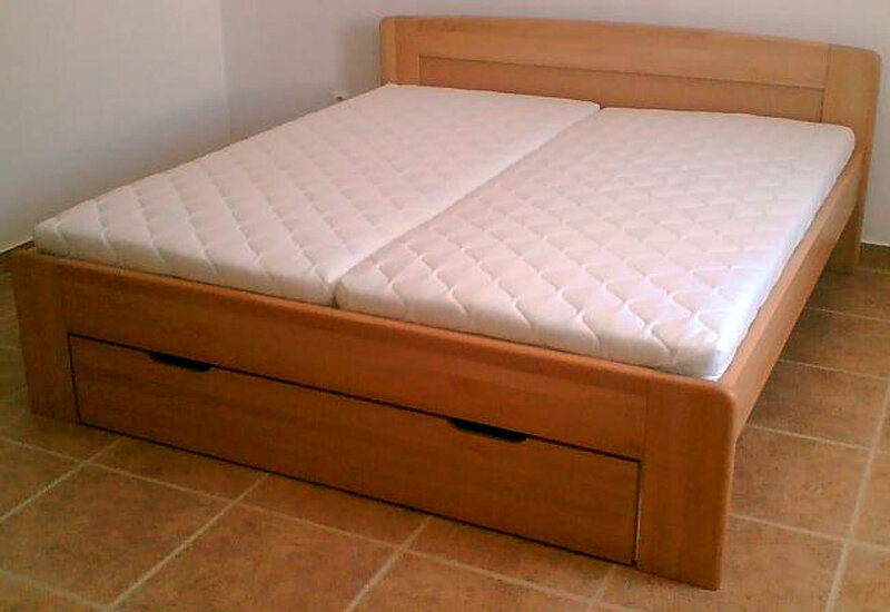 Postel Postelia DANIELO Buk 180x200 - dřevěná postel z masivu o šíři 4 cm (obrázek 7)