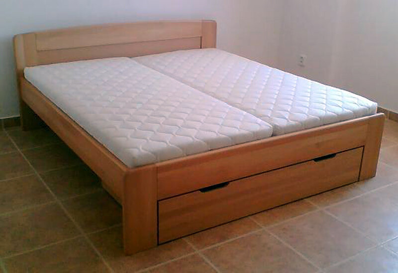 Postel Postelia DANIELO Buk 180x200 - dřevěná postel z masivu o šíři 4 cm (obrázek 6)