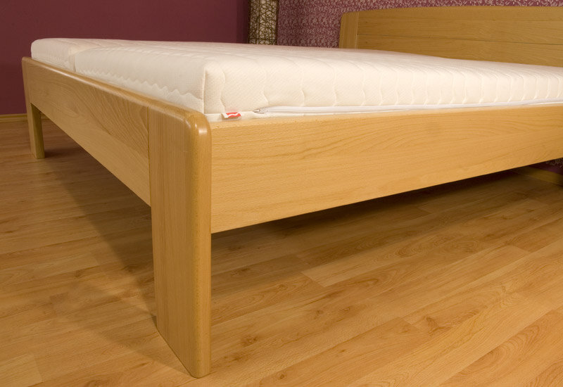 Postel Postelia DANIELO Buk 180x200 - dřevěná postel z masivu o šíři 4 cm (obrázek 3)