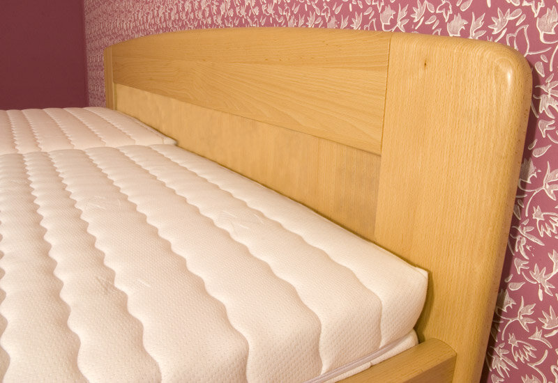 Postel Postelia DANIELO Buk 180x200 - dřevěná postel z masivu o šíři 4 cm (obrázek 4)