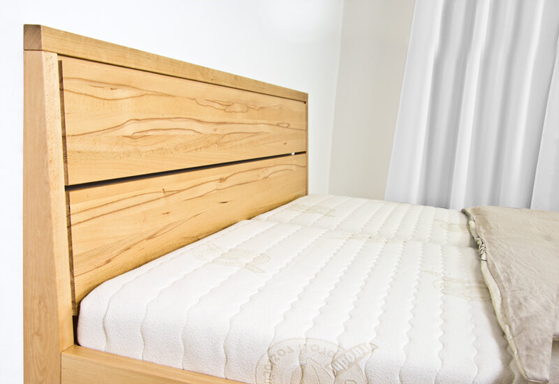 Postel Postelia MILANO Dub 180x200 - dřevěná postel z masivu o šíři 4 cm (obrázek 3)