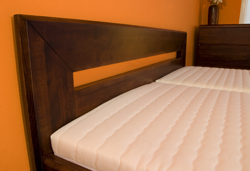 Postel Postelia PLUTO Buk 180x200 - dřevěná postel z masivu o šíři 4 cm (obrázek 5)